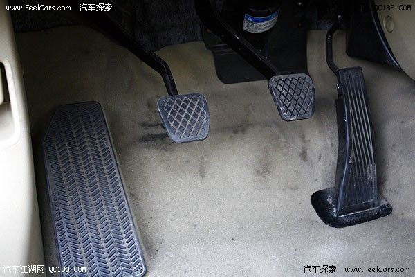 油门,刹车,离合器三个踏板的位置合适,力度适中.