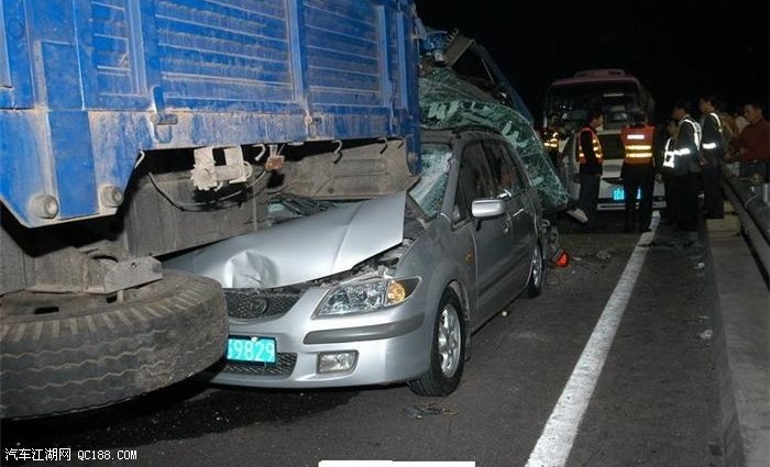 13. 奥迪 tt 180km/h 小轿车 追尾碰撞大货车, 死3人