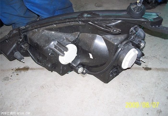 【图】遭遇台风 风行景逸大灯进水维修作业_第