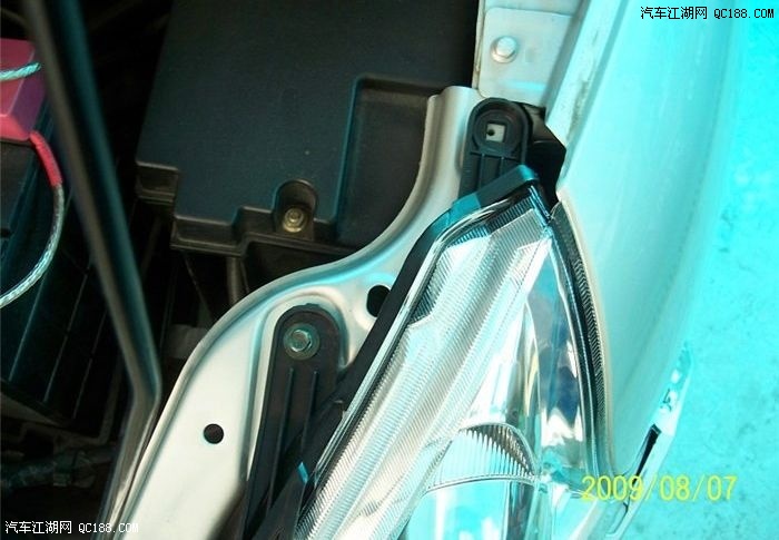 【图】遭遇台风 风行景逸大灯进水维修作业_第