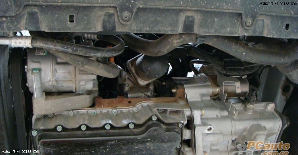燃油滤清器的位置 在右后轮的前面
