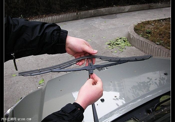 银灰色奇瑞瑞虎 09款雨刮器安装大总结