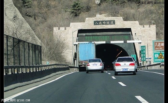 进入八达岭隧道