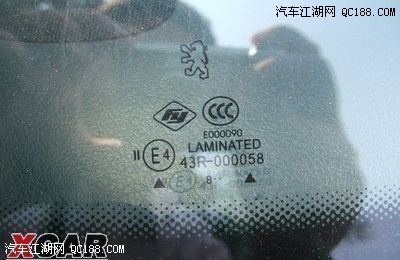 减配后的前档玻璃,一开始我看到小狮子还以为没有减配呢,后来才发现