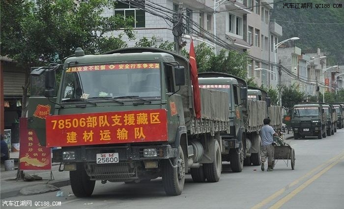 加油完毕,继续向前!路遇解放军汽车部队!连番号都这么大方的挂出来了!