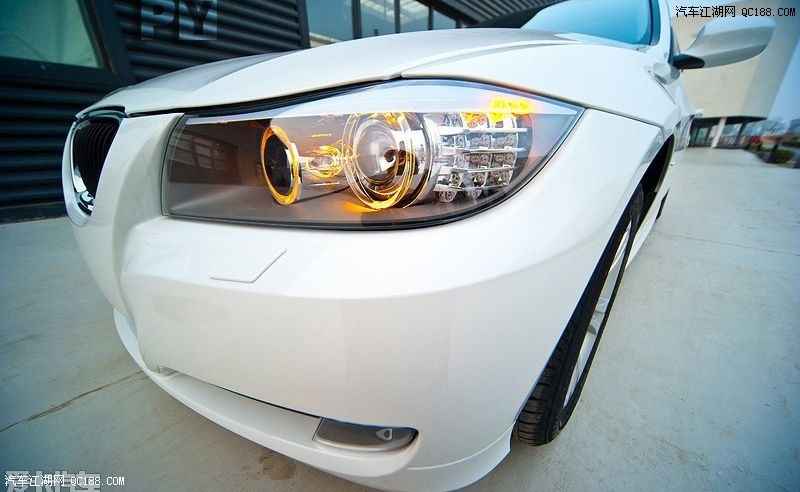 【图】<em>靓妹</em>车内试<em>空间</em>!提白外棕内宝马 320i_