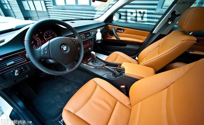 【图】<em>靓妹</em>车内试<em>空间</em>!提白外棕内宝马 320i_