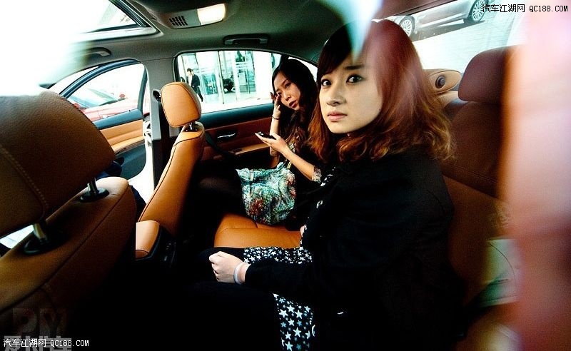 【图】<em>靓妹</em>车内试<em>空间</em>!提白外棕内宝马 320i_