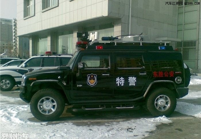 警车镇楼; 豪车第一城 鄂尔多斯:路虎算啥豪华车