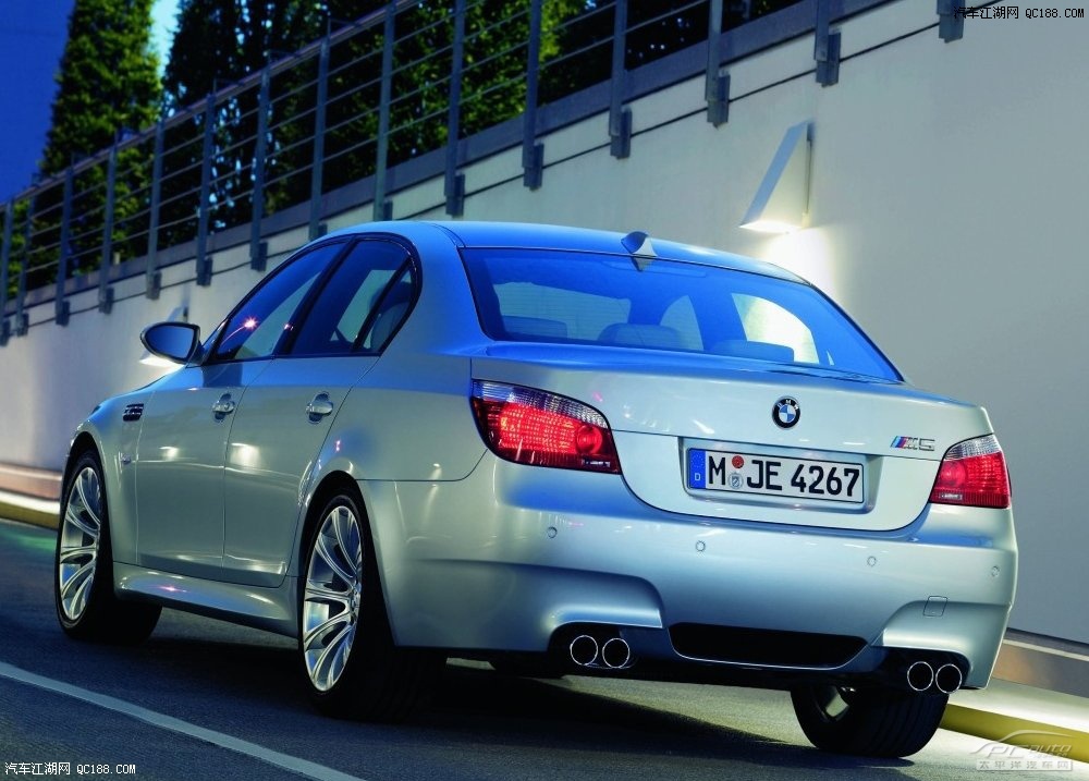 首页 宝马m5 > 正文内容    e60 m5的"关公眉"大灯是外观造型上最大的