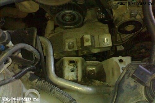 x35发电机皮带安装图,马6发电机皮带安装图 师傅在认真调试安装发电机皮带涨紧轮