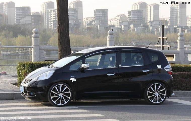 深夜诱惑无限 18寸轮毂黑白飞飞实拍图