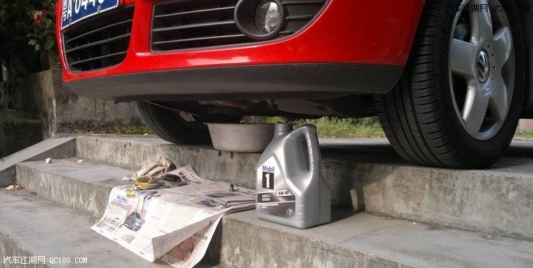 解决发动机异响问题 亲自为POLO换机油