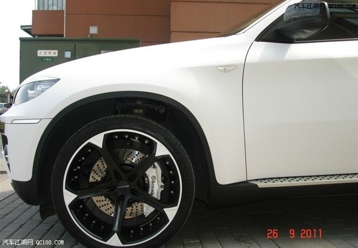 大家觉得哥的x6怎么样?22寸轮毂配白色brembo卡钳火爆拉轰中