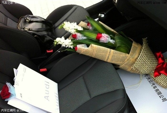 首先是放在副驾驶座的一束玫瑰,包的挺好看的.