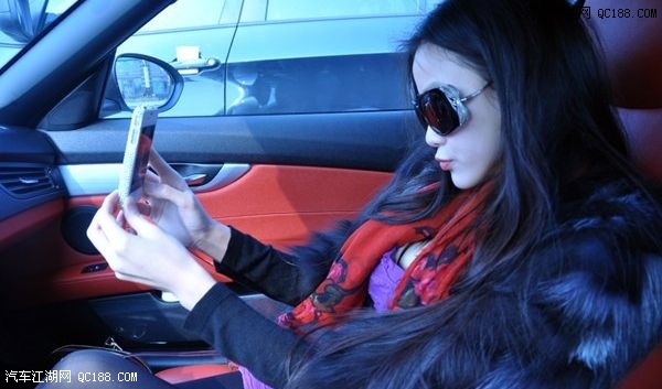 媳妇当车模系列 与宝马z4完美结合提车