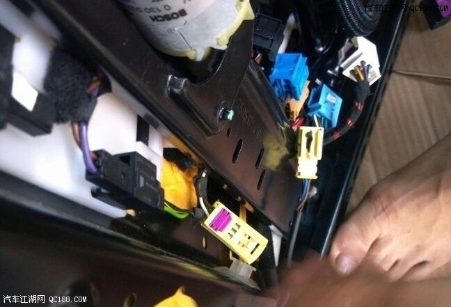 看到黄色的气囊插头了没?