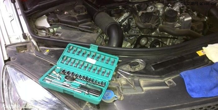 奔驰r320电瓶更换步骤,奔驰b200更换电瓶步骤 diy保养车 奔驰r350更换空气滤清器芯!