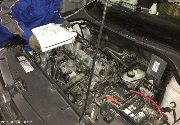 新桑塔纳用车5千公里保养 清洗节气门!