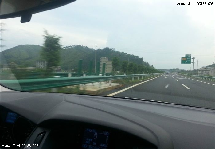 进入广西玉林——北海铁山港线路,刚通车不久的高速,几乎没有什么车