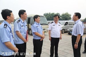 7月济宁市的领导同志亲切看望慰问一线执勤交警