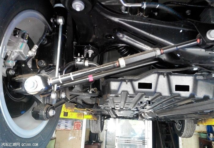 防锈隔音效果出众 凯美瑞底盘加装装甲