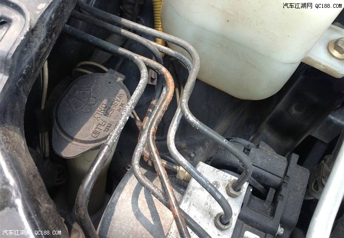 带的有螺丝孔容易固定   abs泵上的刹车油管有锈迹