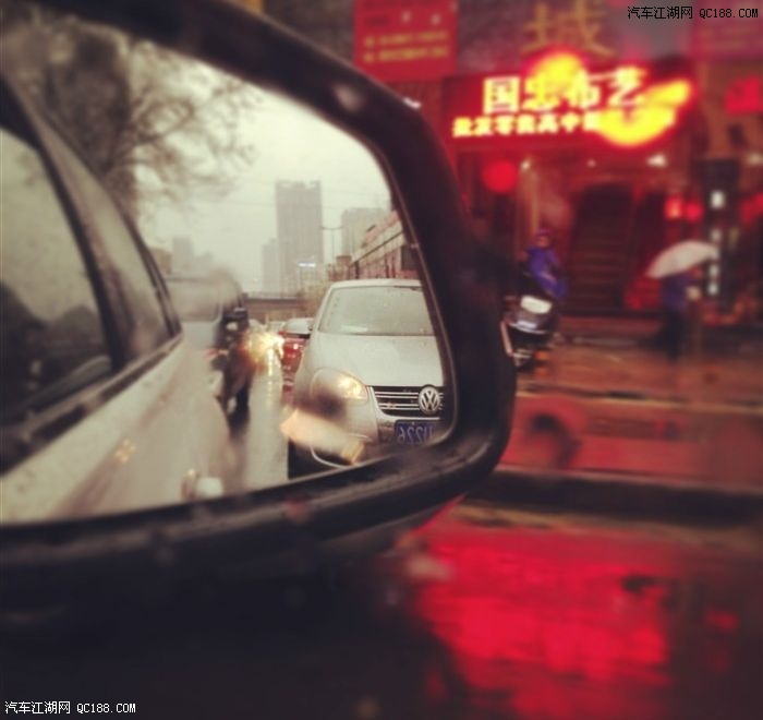 下雨的窗外