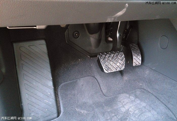 刹车和油门,看见有些车友都改了踏板,是不是更舒服了?