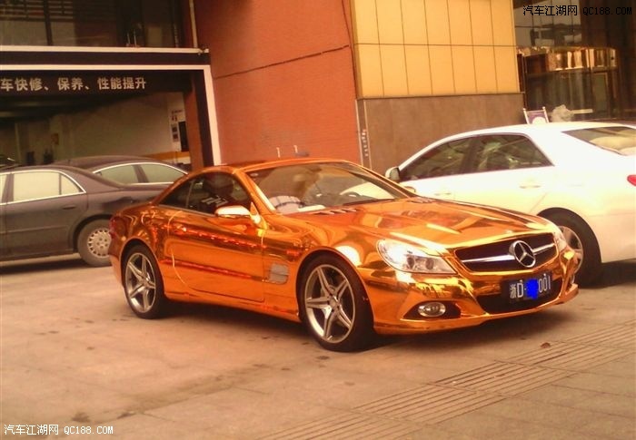 街上偶遇土豪金奔驰,上图与大家分享