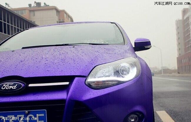 福克斯全车贴冰紫改色车膜,雨中更显迷人身姿