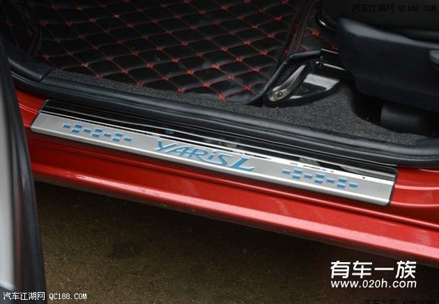 红色丰田致炫改装装饰作业