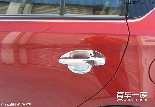 红色丰田致炫改装装饰作业