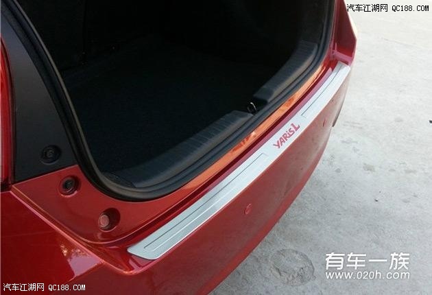 红色丰田致炫改装装饰作业