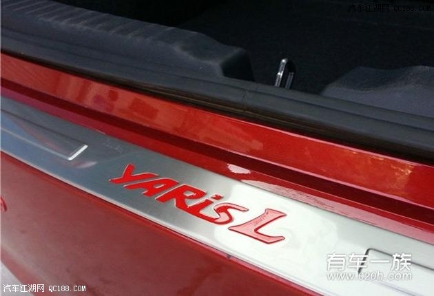 红色丰田致炫改装装饰作业