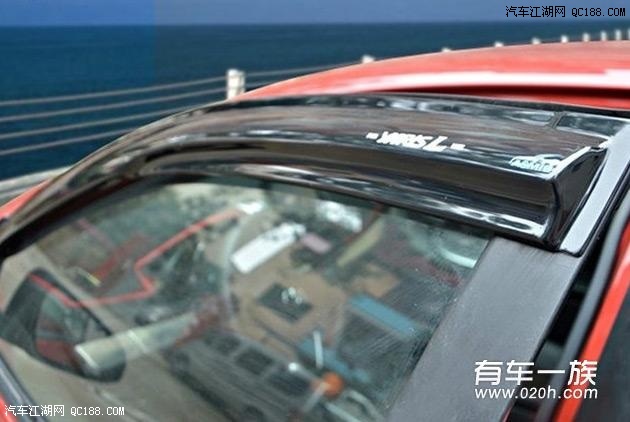 红色丰田致炫改装装饰作业