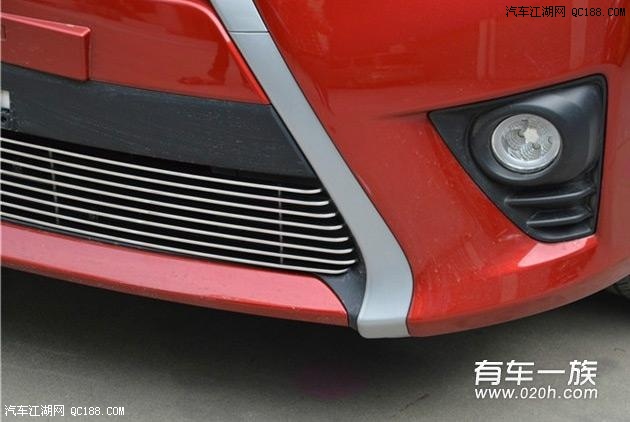 红色丰田致炫改装装饰作业