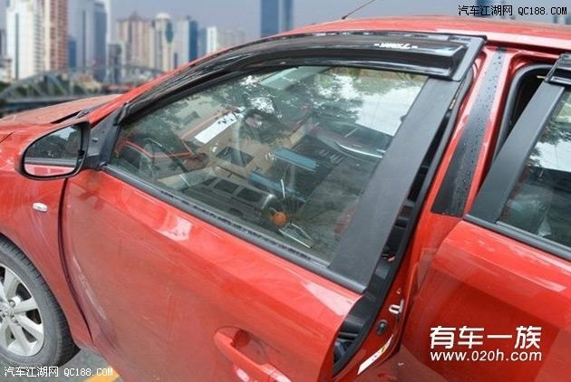 红色丰田致炫改装装饰作业