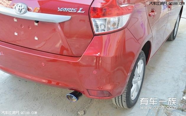 红色丰田致炫改装装饰作业