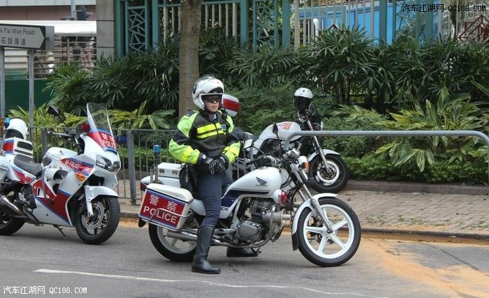 骑警在封锁路口