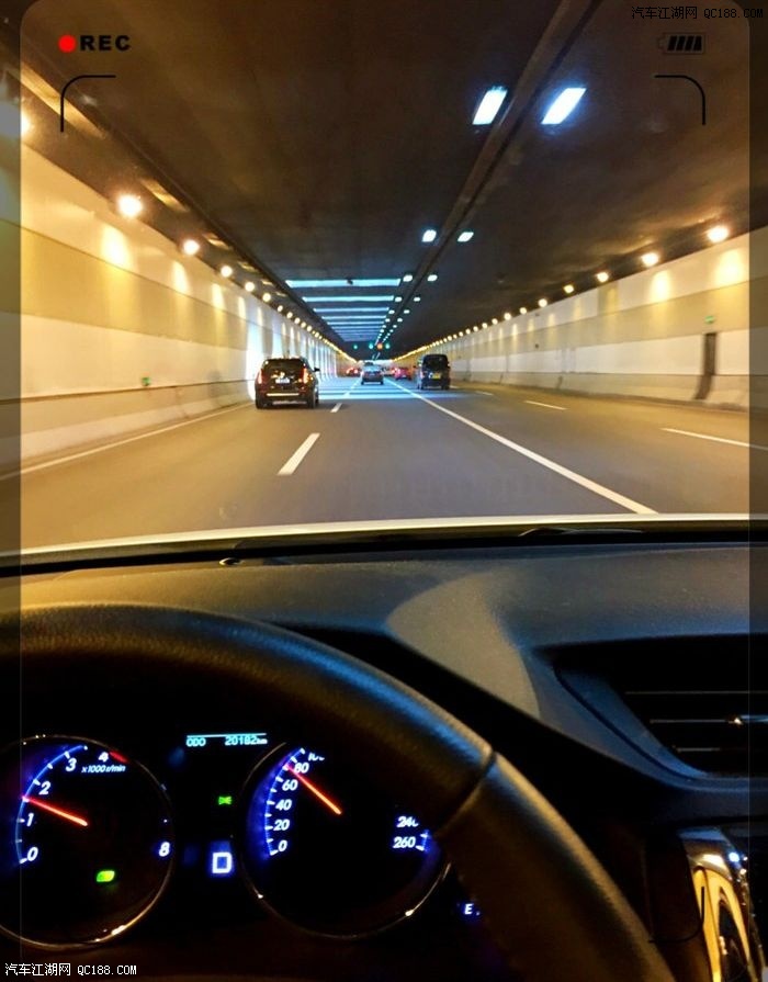 很喜欢在上海半夜在隧道开车,车很,只听到排气声浪荡气回肠的
