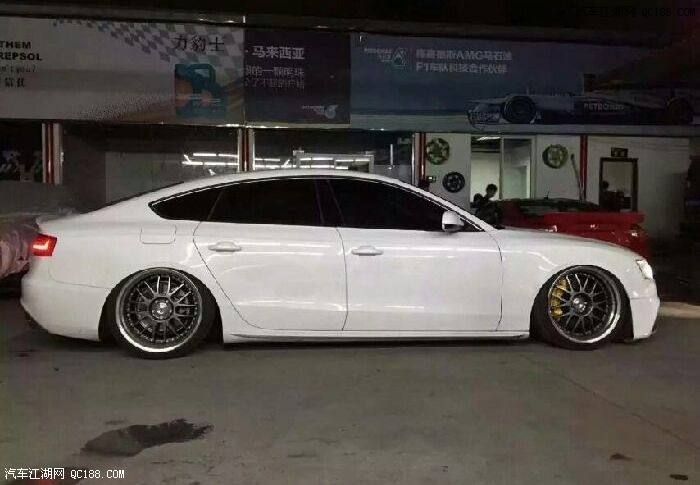 白色锐志改气动避震 走低趴之路