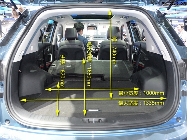 行李厢内部规整平坦,后排座椅也可支持按4/6比例放倒,来进一步拓展
