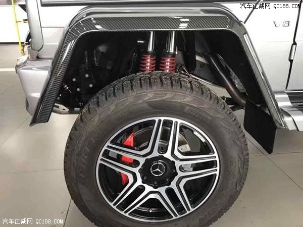 > 正文内容17款奔驰g500欧版4x4拥有强度极高的非承载式车身结构,底盘