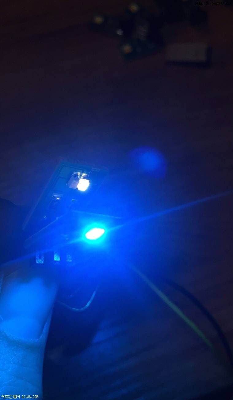 效果炫酷 宝马5系安装原厂氛围灯实拍图