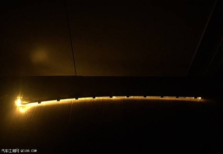 效果炫酷 宝马5系安装原厂氛围灯实拍图