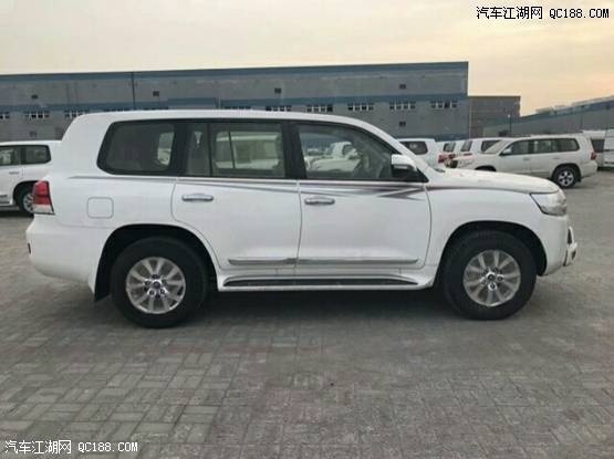 18款丰田酷路泽4600白/米中东版现车评测