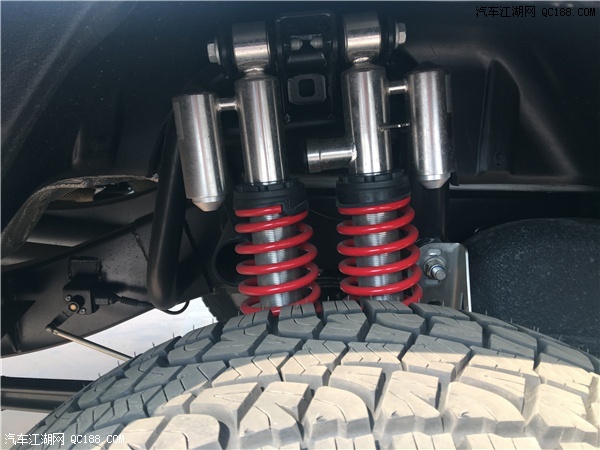 双避震的设定让g 500 4x405看上去非常专业,其中一根避震器的阻尼