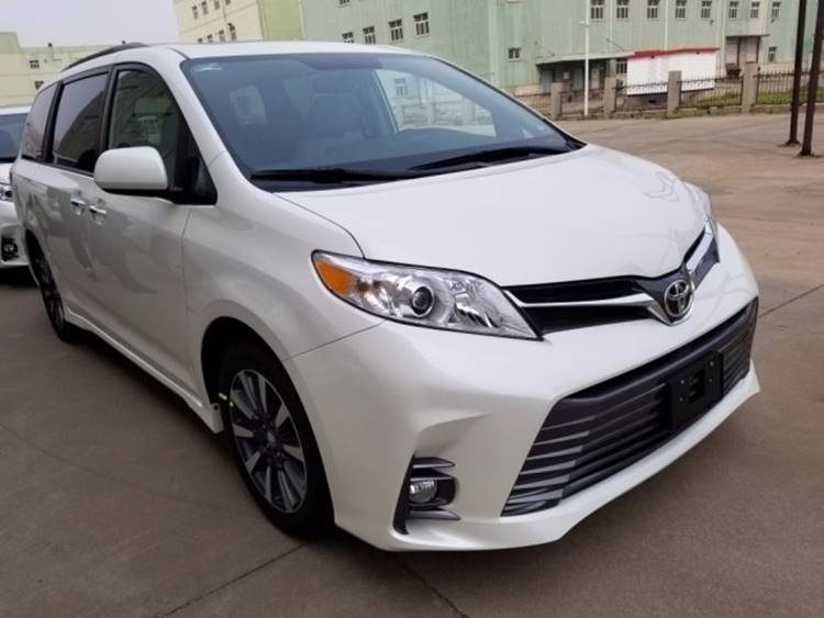 天津港19款加版丰田塞纳 内饰时尚温馨