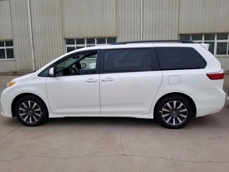 天津港19款加版丰田塞纳 内饰时尚温馨